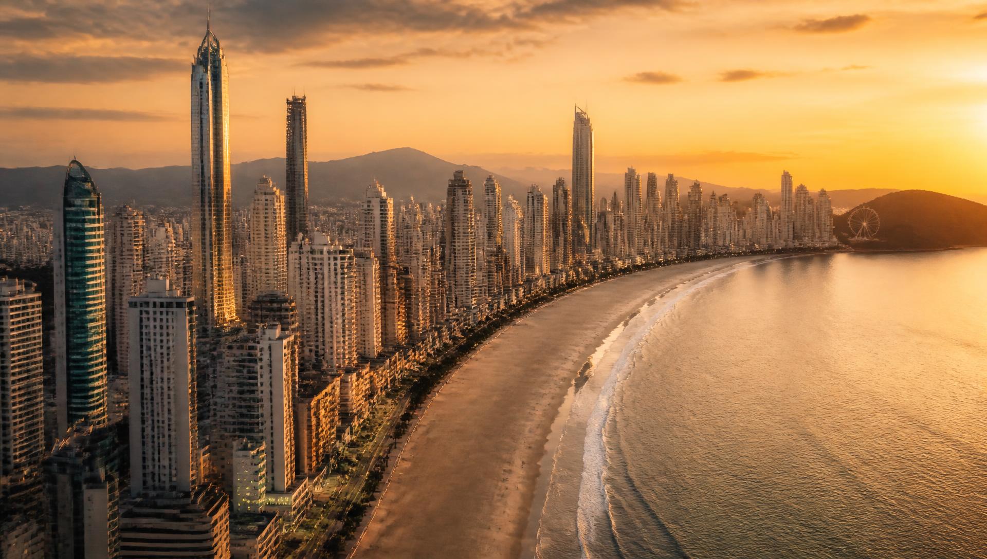 Skyline de Balneário Camboriú ao entardecer